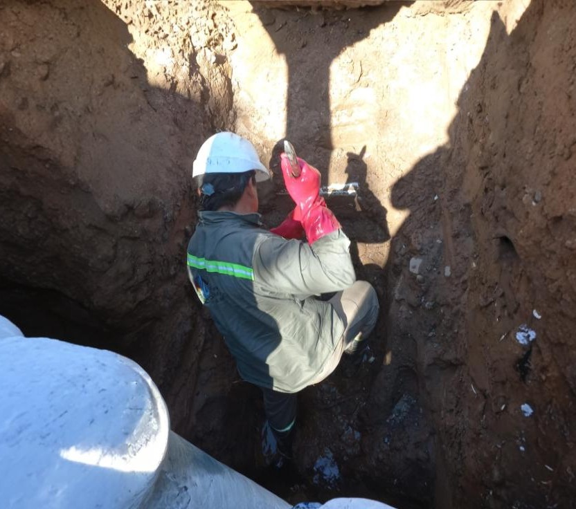 Aguas de Catamarca reparó la rotura del colector cloacal en la zona centro