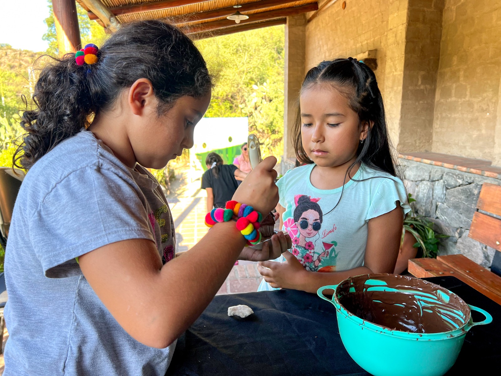 Mini chefs en acción: los chicos se divirtieron realizando sus propios huevos de Pascua