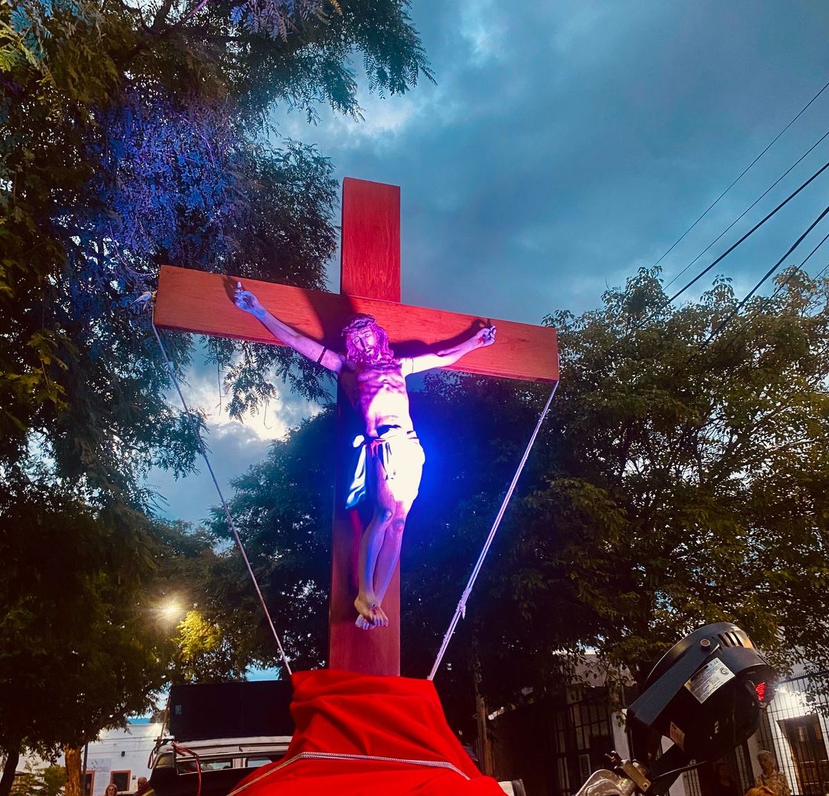 Vía Crucis bajo la lluvia en Villa Cubas