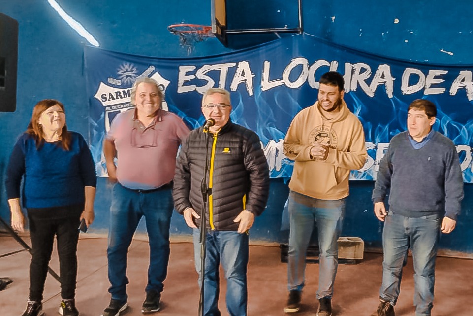 Raúl visitó el Club Sarmiento en el marco del mes aniversario