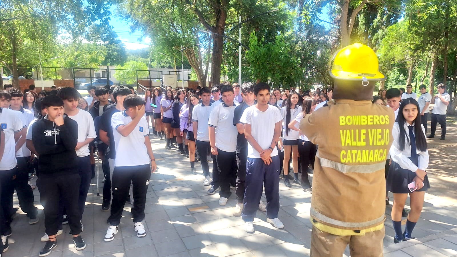 Más de mil chicos participaron del simulacro de evacuación de sismo