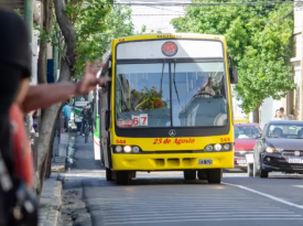 Obligan a las empresas de transporte urbano de pasajeros a instalar carteles con los horarios y frecuencias en cada unidad