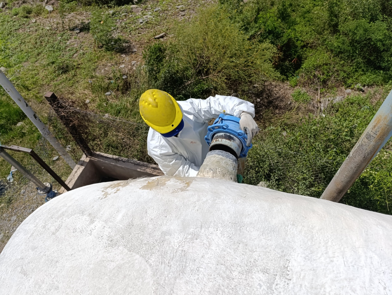 Trabajo de mantenimiento y reparación en la cisterna del Barrio Portal Sur