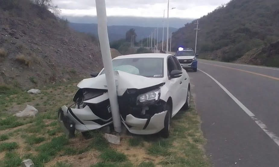 DOS HERIDOS AL CHOCAR UN AUTO CONTRA UN POSTE EN LA CAPITAL 