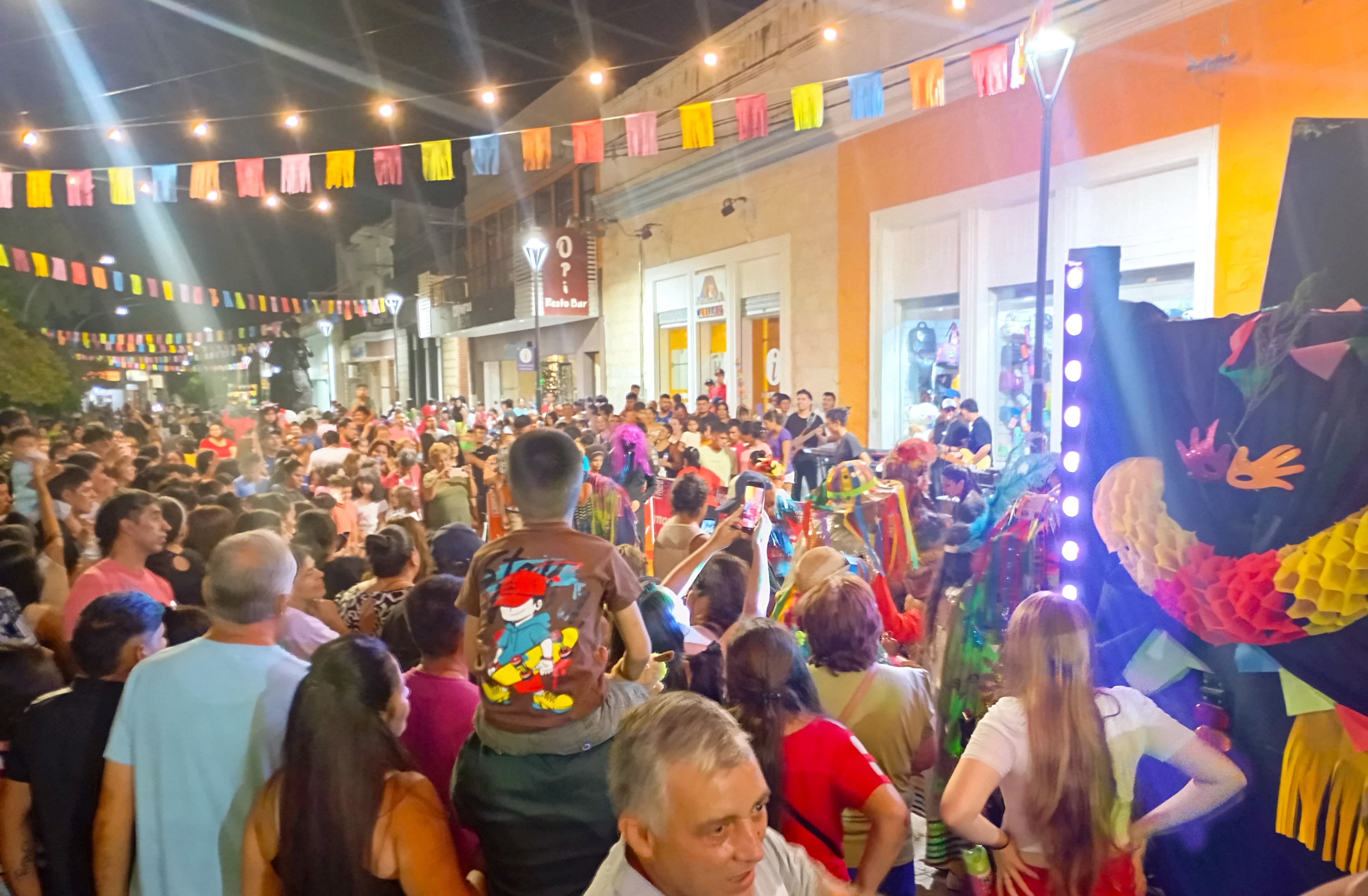 Ni el apagón, pudo opocar el brillo del desfile de carnaval en Andalgalá