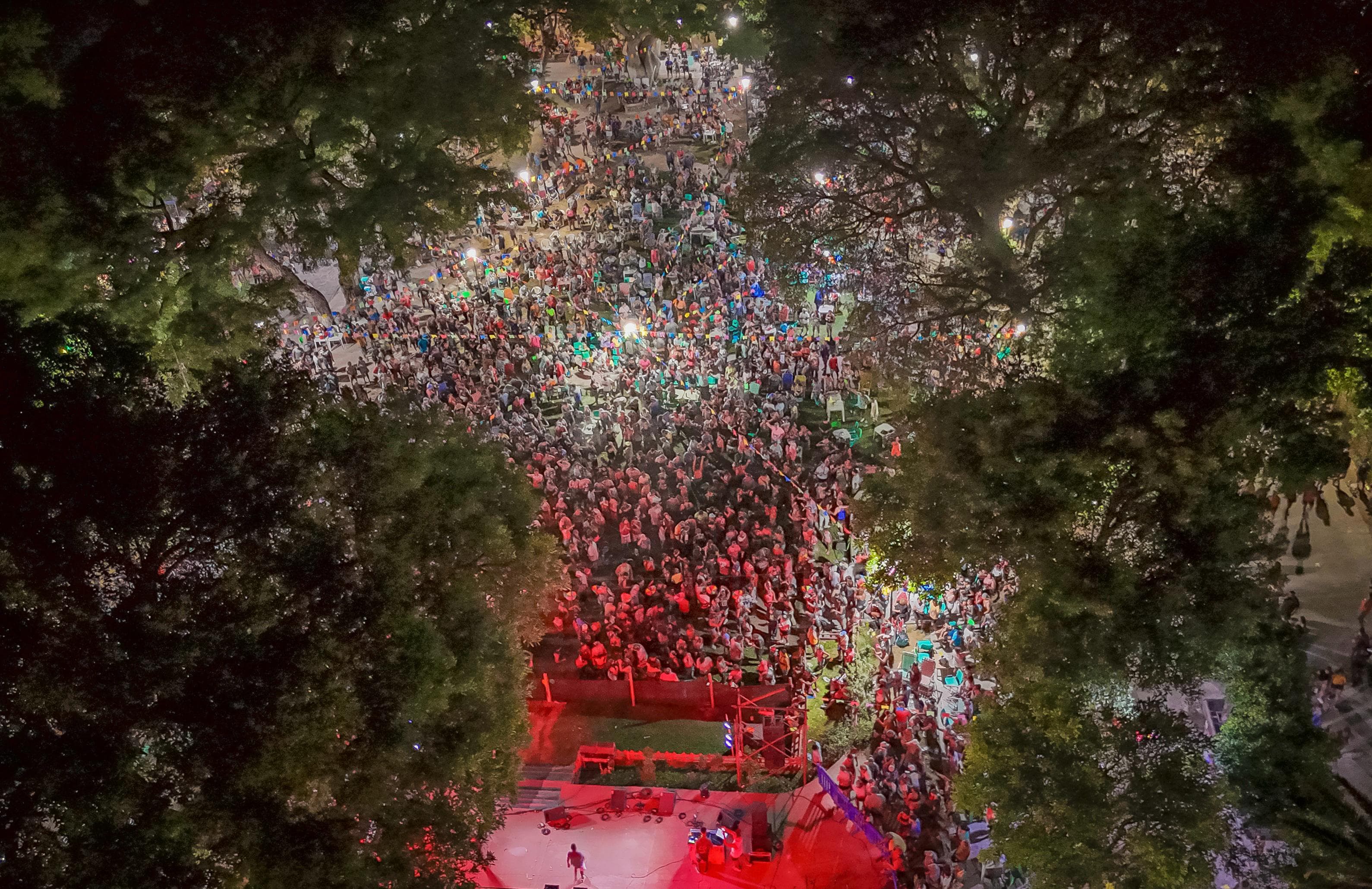 Andalgalá cerró sus carnavales con una noche de color, ritmo y emoción, ante una multitud