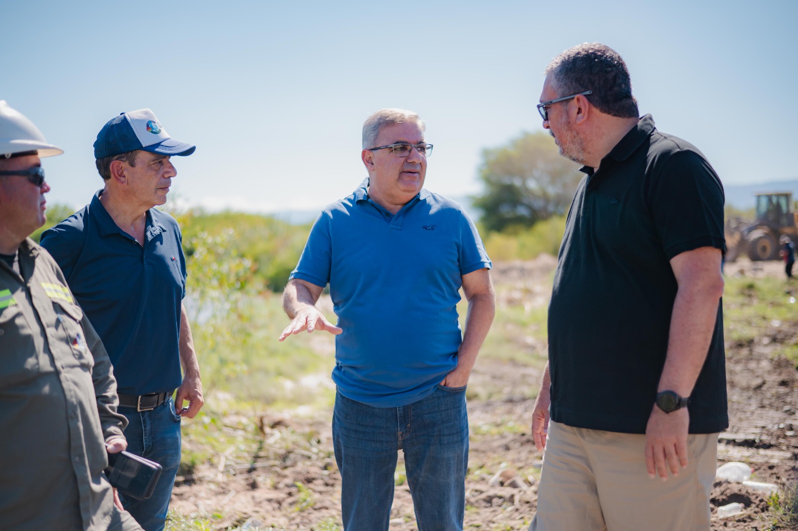 Autoridades recorrieron los trabajos de reparación del caño de impulsión en el río del Valle