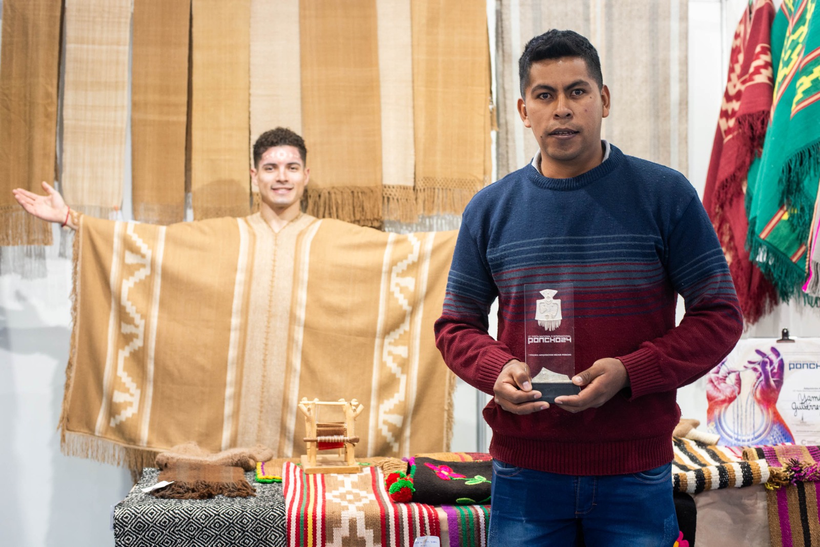 El tejedor de Londres, Yamil Gutiérrez, es el ganador del Mejor Poncho 2024