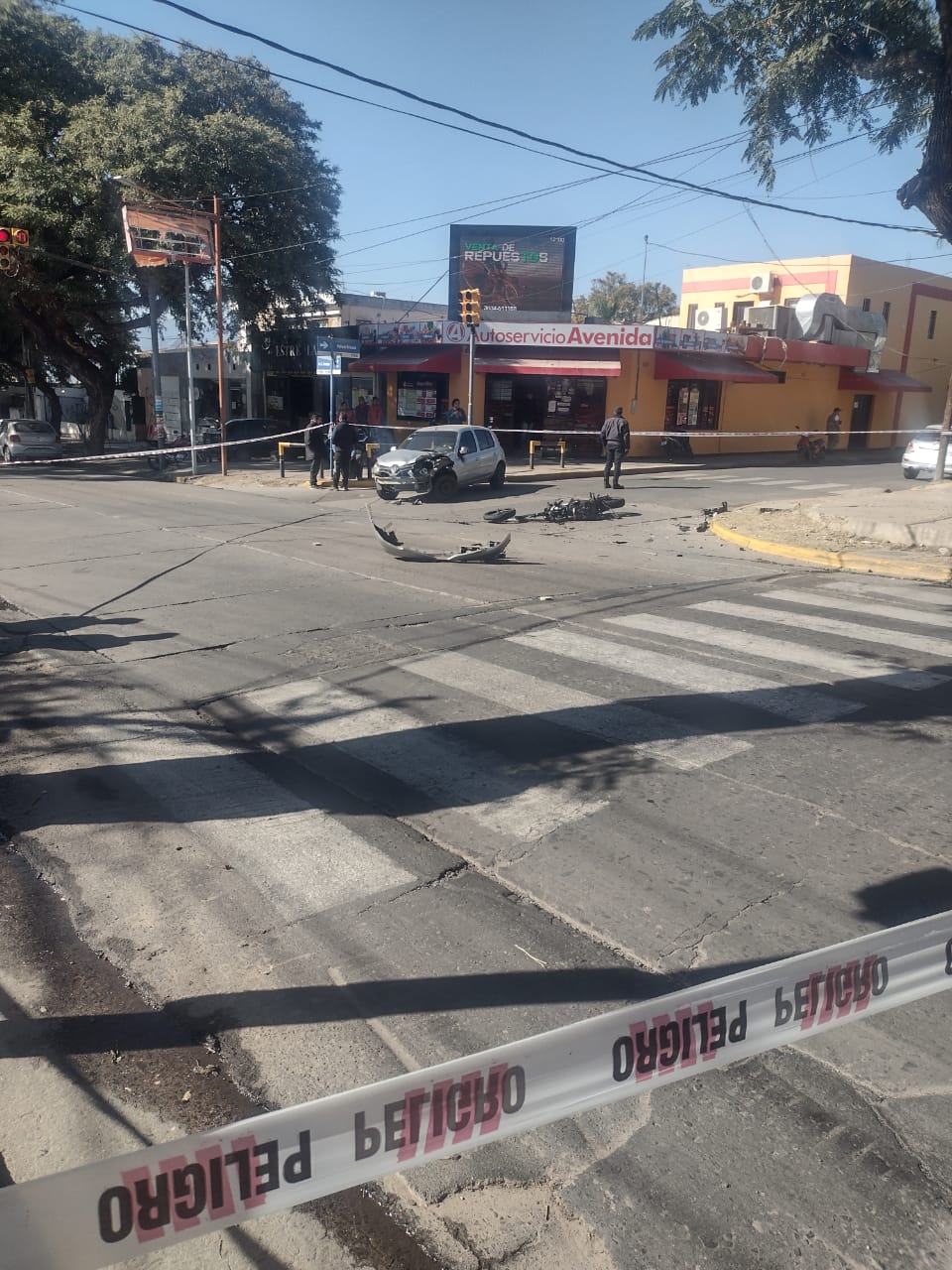 TRÁGICO: MURIÓ UN MOTOCICLISTA EN UN VIOLENTO CHOQUE EN AVENIDA OCAMPO