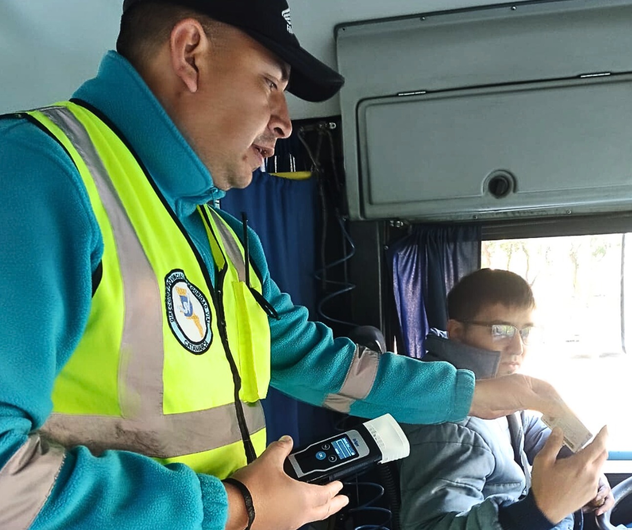 Durante operativo de control y alcoholemia: retienen unidad de transporte y multan a conductor por falta de licencias