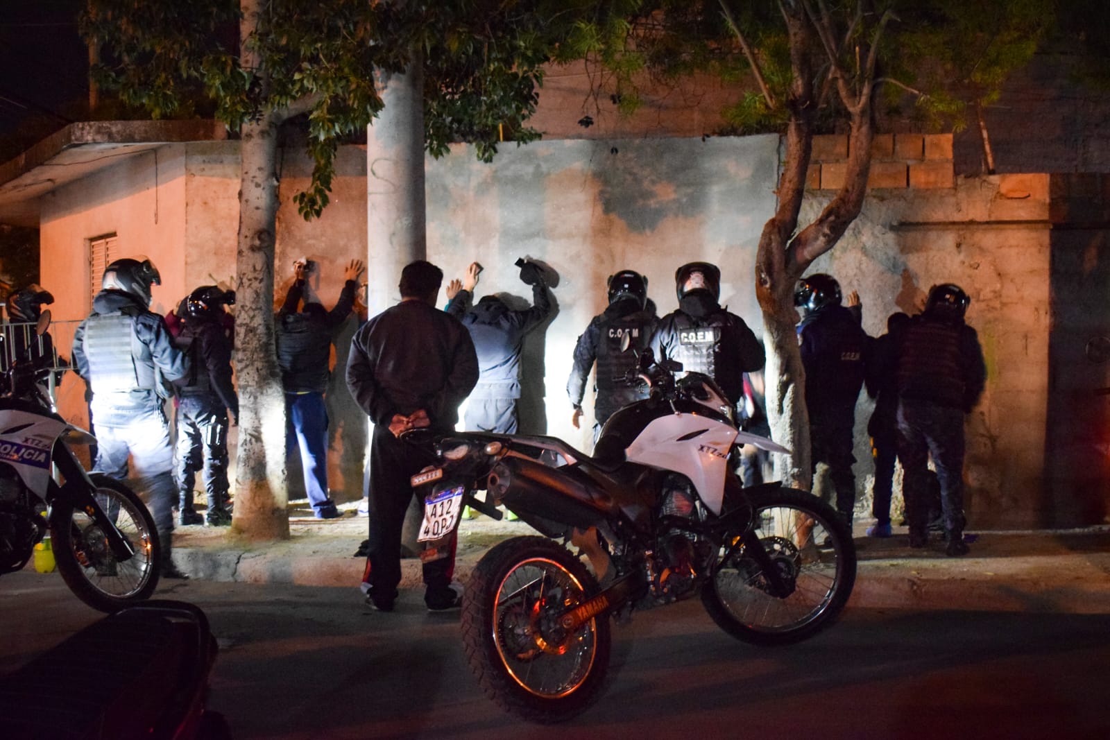 Policías secuestraron motos, autos y arrestaron a dos personas