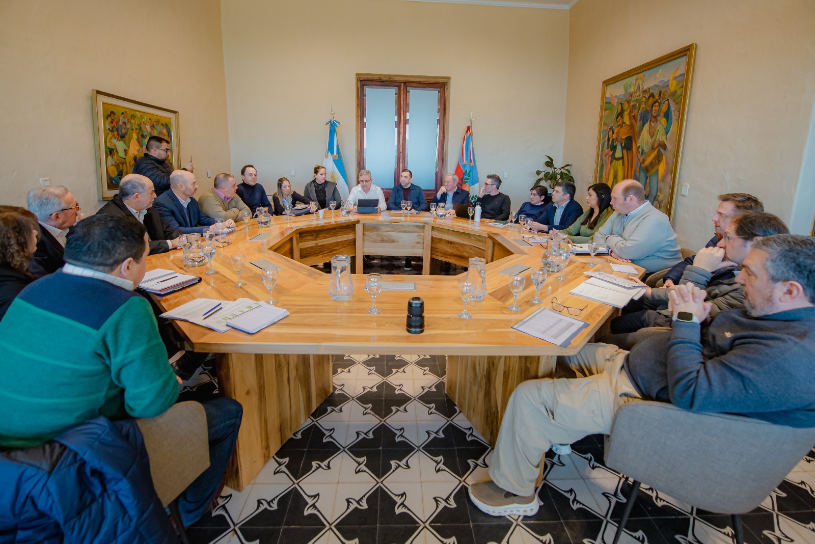 Raúl reunió al Gabinete provincial para analizar la gestión y la situación económica