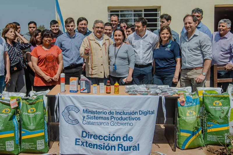 Entrega de maquinaria y apoyo a productores del Este catamarqueño