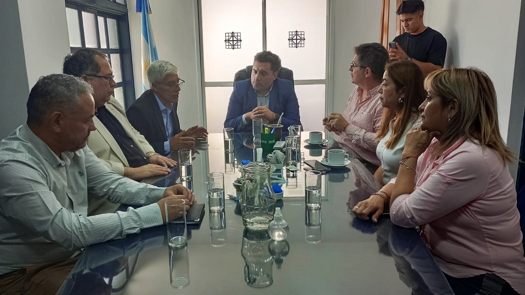 El Rector se reunió con concejales para dialogar sobre la marcha universitaria