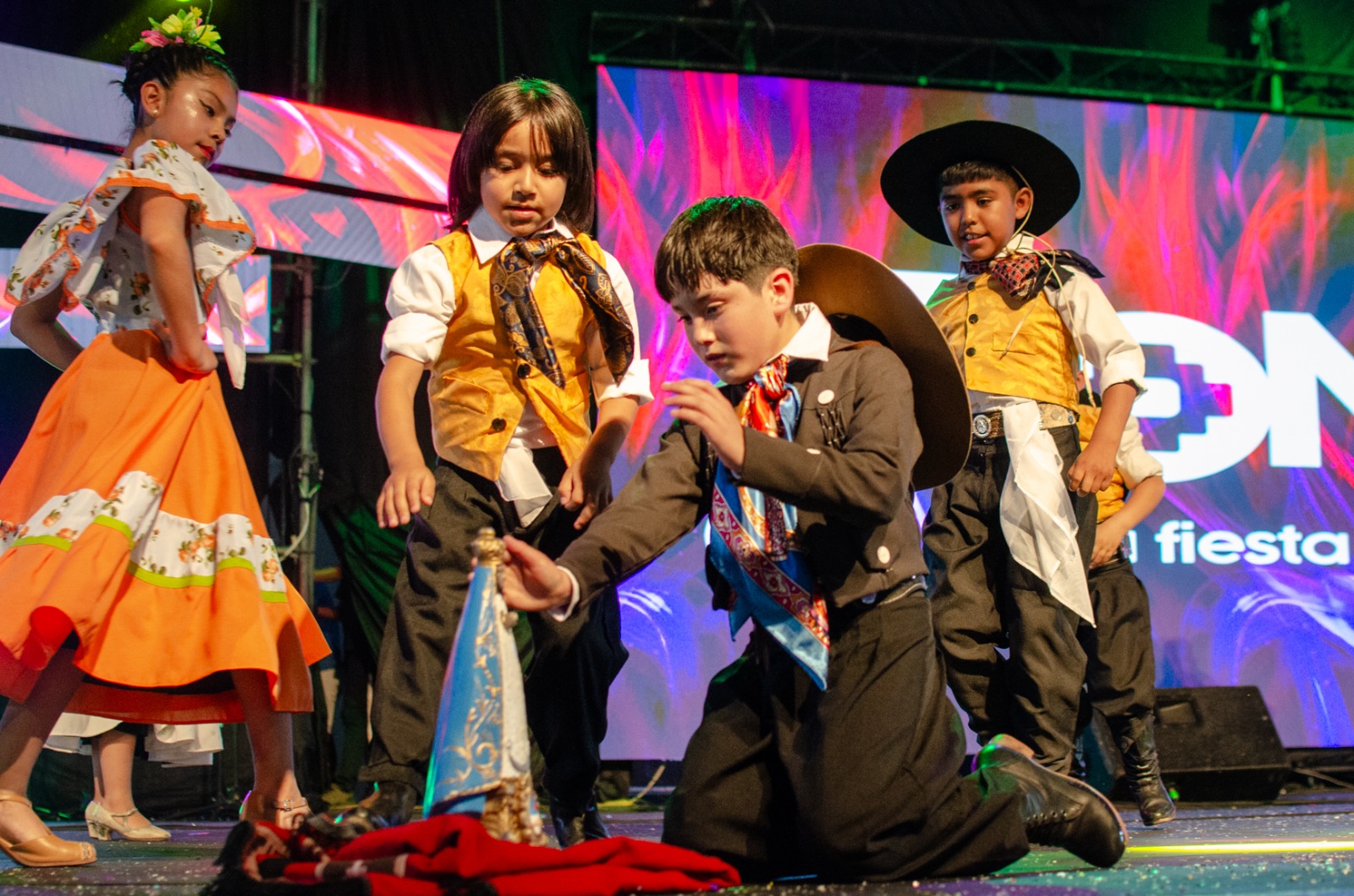 Tras el desfile de 3.500 niños y niñas, El Ponchito se despidió hasta el año que viene