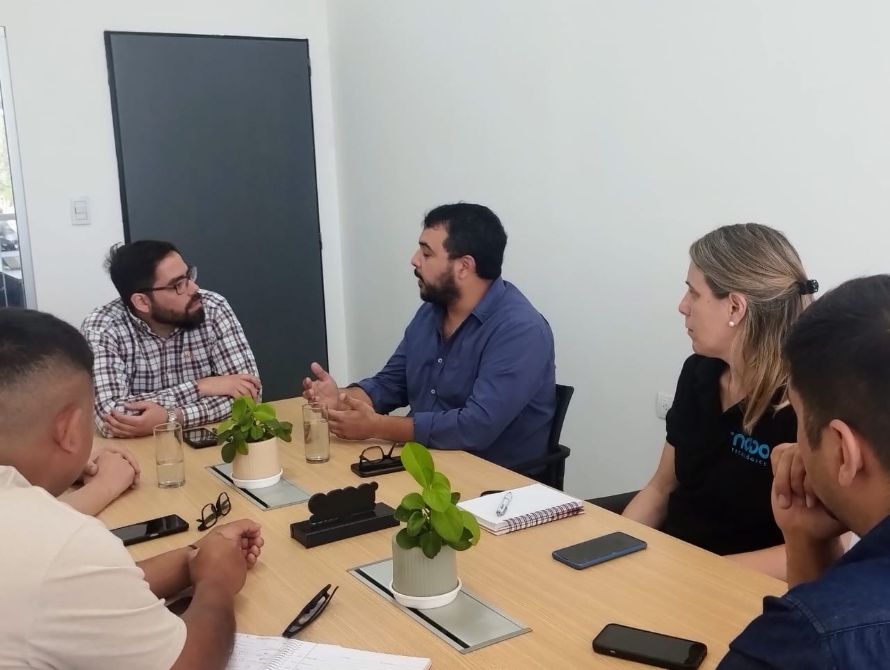 Reunión clave en el Nodo Tecnológico: Fortaleciendo la Escuela de Emprendedores